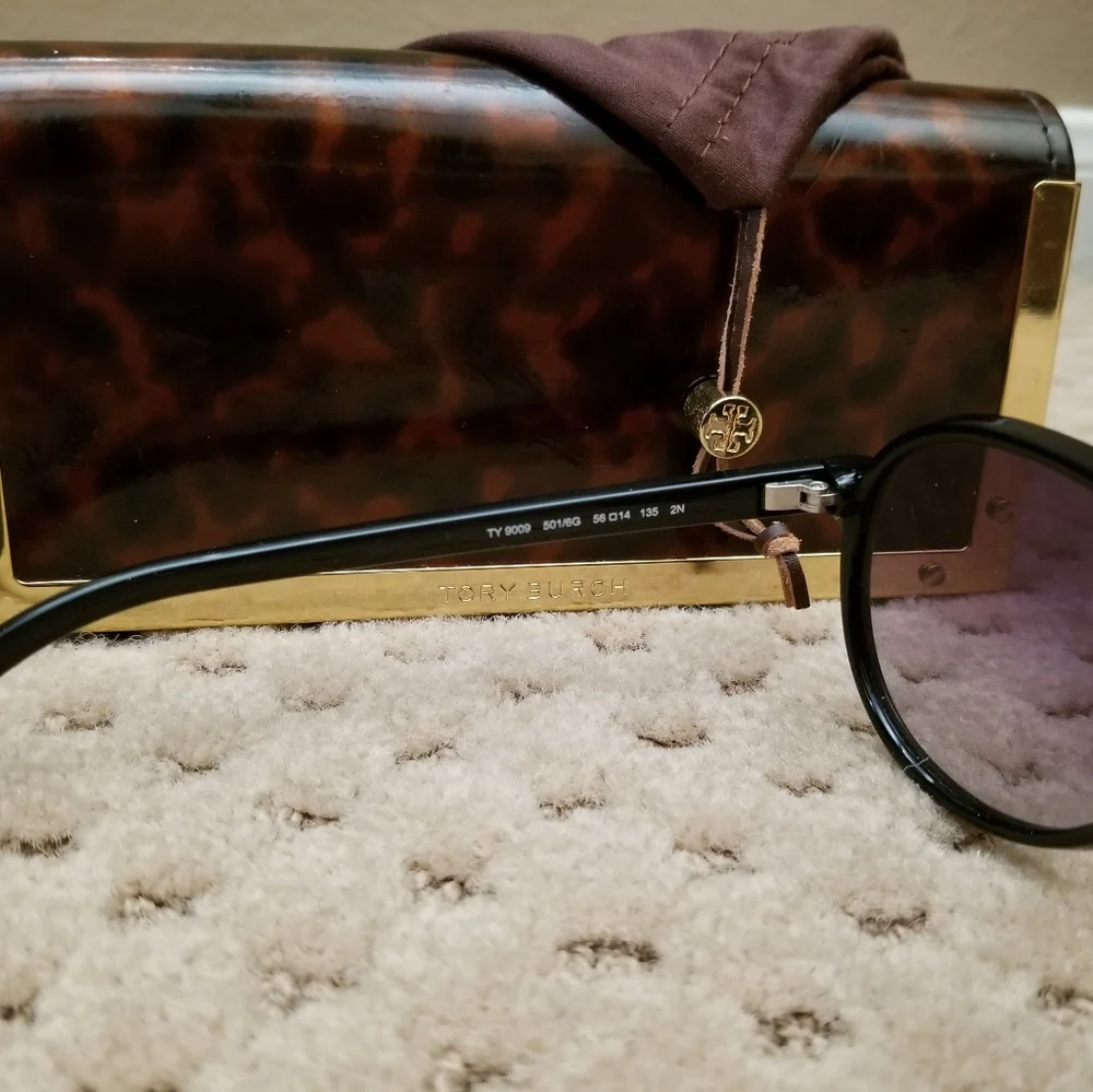 Tory Burch Aviator sunglass with cases